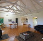 Yellow Dog Cottage - - Hotel Accommodation