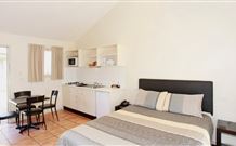 Bidgee Bankside Cottage - Hotel Accommodation 1