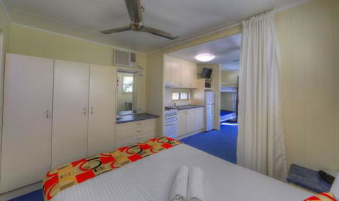 Alex Beach Cabins And Tourist Park - Hotel Accommodation 14