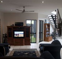 Dolphin Beach House - Hotel Accommodation