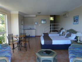 Sunlit Waters Studio Apartments - Hotel Accommodation 1