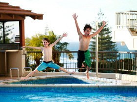 Gemini Court Holiday Apartments - Hotel Accommodation 3