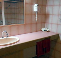 BEST WESTERN Pines Country Club Motor Inn - Hotel Accommodation