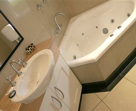 Graham Apartments - Hotel Accommodation 4