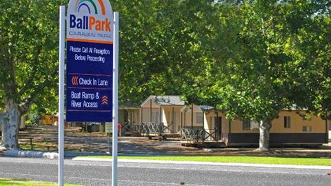 Ball Park Caravan Park - Hotel Accommodation 0
