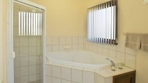 Admiral Motor Inn - Hotel Accommodation 4