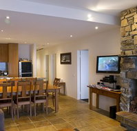Alpine Woodsmoke Apartments - Hotel Accommodation