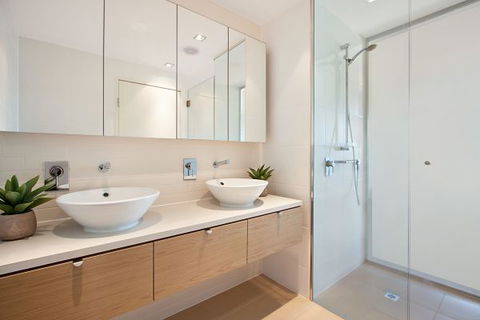 Akuna Waterfront - Hotel Accommodation 10