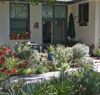 Practically Lakeside B and B - Hotel Accommodation