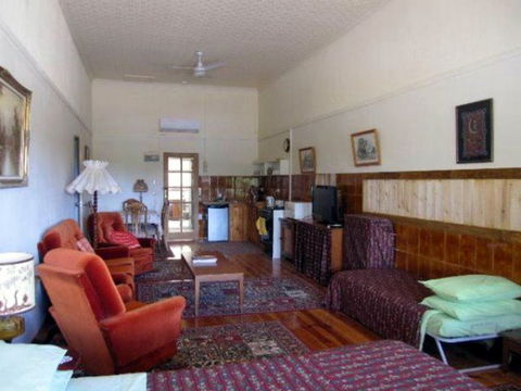 Carmines Antiques And Accommodation - Hotel Accommodation 1