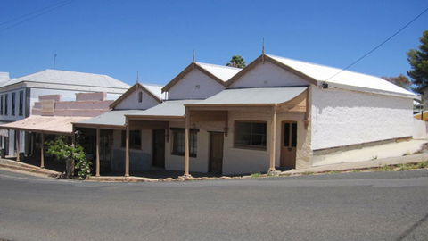 Carmines Antiques And Accommodation - Hotel Accommodation 4