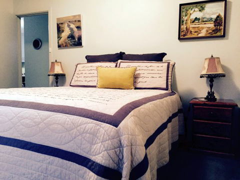 Pizzini's Vineyard Guesthouse - Hotel Accommodation 1