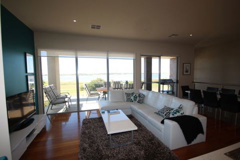 LJ Hooker Goolwa Holiday Rentals - 42 Underwood Avenue, Goolwa Beach - Hotel Accommodation 0