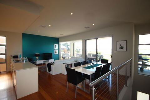 LJ Hooker Goolwa Holiday Rentals - 42 Underwood Avenue, Goolwa Beach - Hotel Accommodation 2