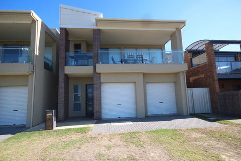 LJ Hooker Goolwa Holiday Rentals - 42 Underwood Avenue, Goolwa Beach - Hotel Accommodation 3