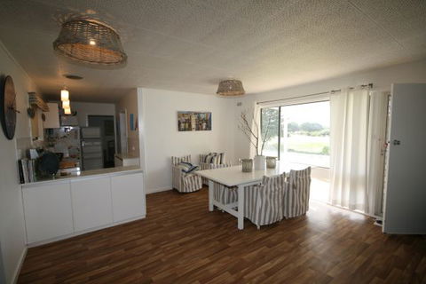 LJ Hooker Goolwa Holiday Rentals - 42 Underwood Avenue, Goolwa Beach - Hotel Accommodation 8