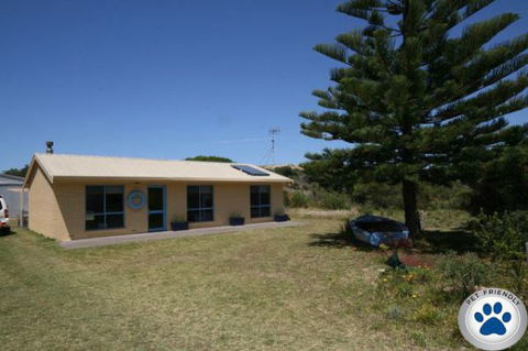 LJ Hooker Goolwa Holiday Rentals - 15 Eaton Avenue, Goolwa Beach - Hotel Accommodation 0