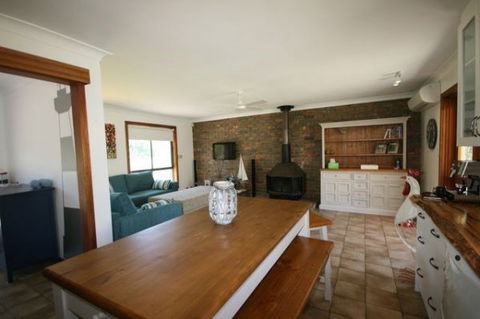 LJ Hooker Goolwa Holiday Rentals - 15 Eaton Avenue, Goolwa Beach - Hotel Accommodation 1