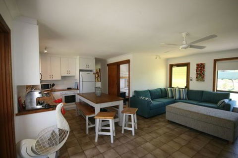 LJ Hooker Goolwa Holiday Rentals - 15 Eaton Avenue, Goolwa Beach - Hotel Accommodation 2