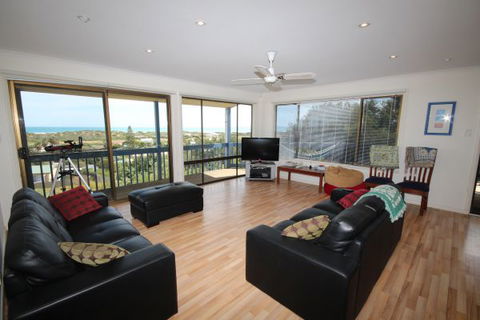 LJ Hooker Goolwa Holiday Rentals - 39 Bradford Road, Goolwa Beach - Hotel Accommodation 0