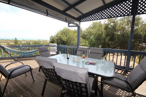 LJ Hooker Goolwa Holiday Rentals - 39 Bradford Road, Goolwa Beach - Hotel Accommodation 1