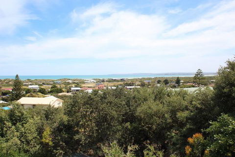LJ Hooker Goolwa Holiday Rentals - 39 Bradford Road, Goolwa Beach - Hotel Accommodation 2