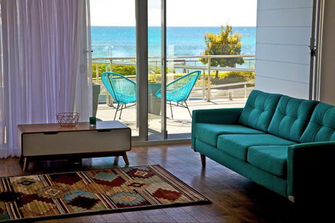Penguin Beachfront Apartments - Hotel Accommodation 2