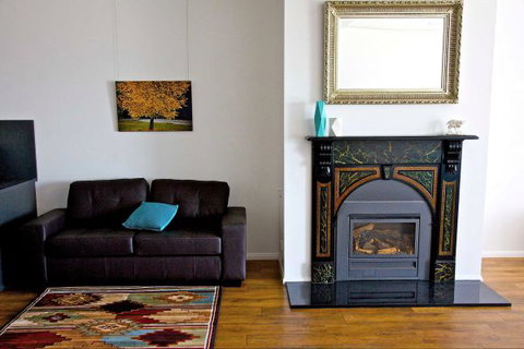 Penguin Beachfront Apartments - Hotel Accommodation 4