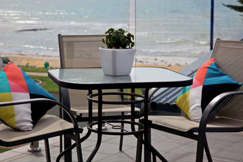 Penguin Beachfront Apartments - Hotel Accommodation 6