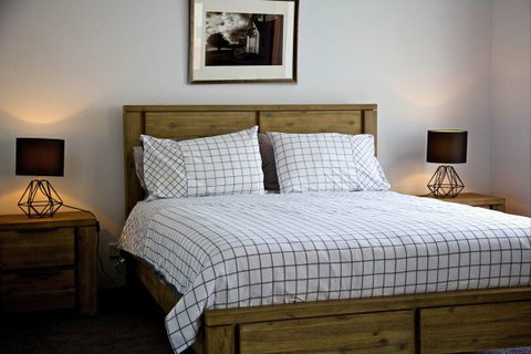 Penguin Beachfront Apartments - Hotel Accommodation 8