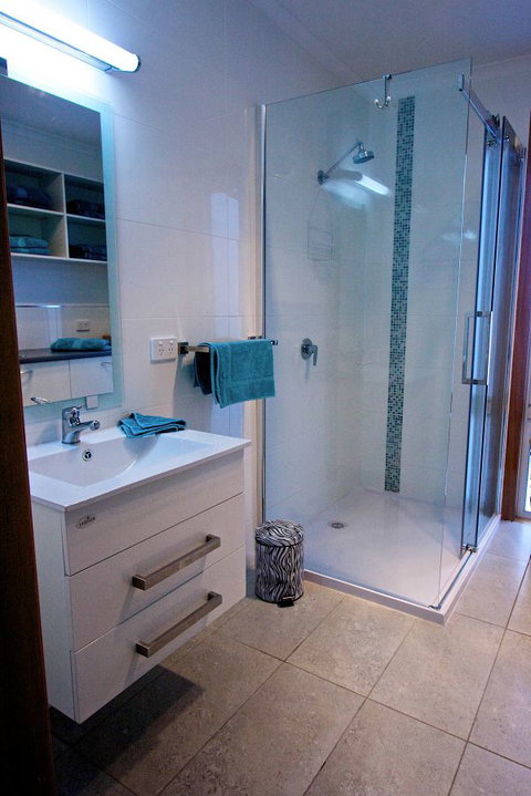 Penguin Beachfront Apartments - Hotel Accommodation 9