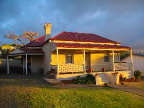 Charlie Bates Cottage - Hotel Accommodation 0
