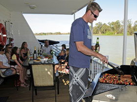 Boats And Bedzzz - The Murray Dream Self-contained Moored Houseboat - Hotel Accommodation 3