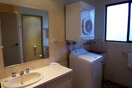 Allambi Holiday Apartments - Hotel Accommodation 3