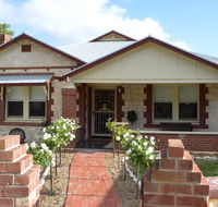 Two Cow Cottage Bed and Breakfast - Hotel Accommodation