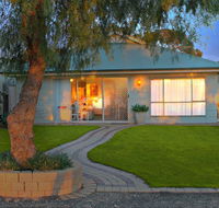 17 QED Lakehouse - Hotel Accommodation