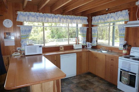 Arties Cottage Accommodation - Hotel Accommodation 3