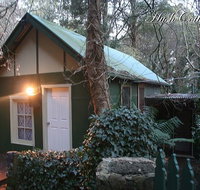 Lotus Lodges Hush Cottage  Charmed Cabin - Hotel Accommodation