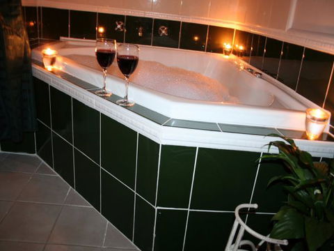 Lotus Lodges: Hush Cottage & Charmed Cabin - Hotel Accommodation 1