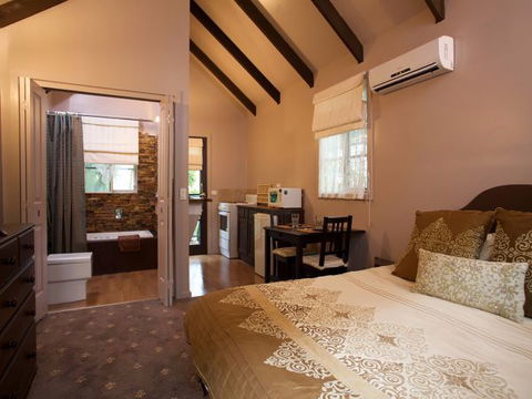Lotus Lodges: Hush Cottage & Charmed Cabin - Hotel Accommodation 6