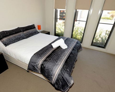 Yarrawonga Waterfront Apartments - Hotel Accommodation 4