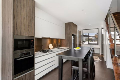 Melbourne Holiday Apartments Flinders Wharf - Hotel Accommodation 4