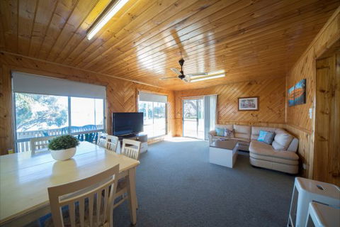 Mundic Waterfront Cottages - Hotel Accommodation 6