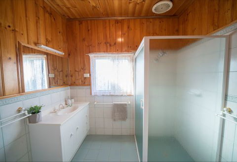 Mundic Waterfront Cottages - Hotel Accommodation 9