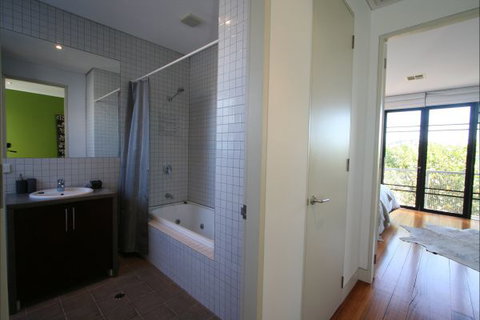 Two Five Zero / Richmond - Hotel Accommodation 7