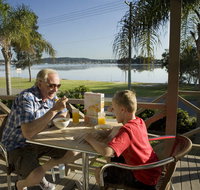 Belmont Pines Lakeside Holiday Park - Hotel Accommodation