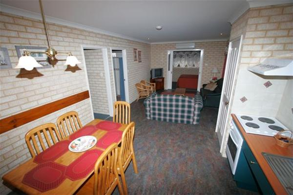 Busselton Villas and Caravan Park - Hotel Accommodation