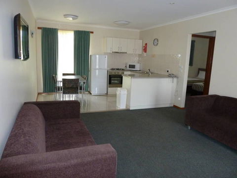Comfort Inn & Suites Werribee - Hotel Accommodation 0