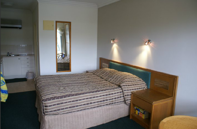 Coopers Colonial Motel - thumb 0