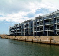 Dolphin Quay Apartment Hotel - Hotel Accommodation